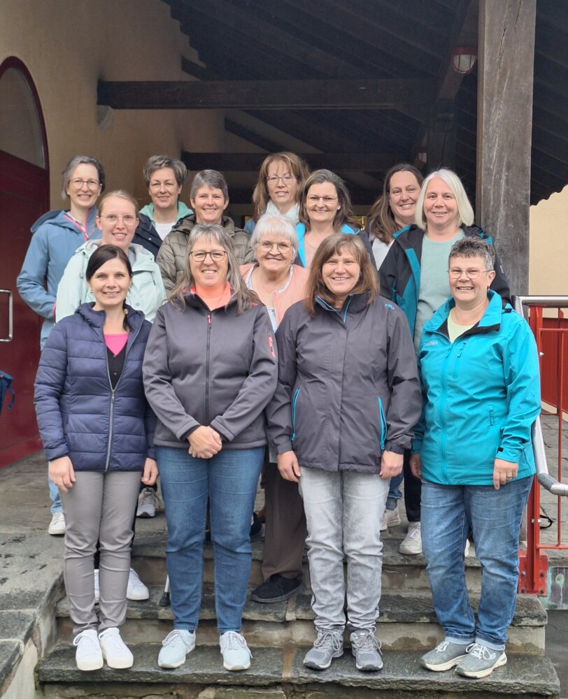 hinten von links: Anita Schöpfer, Eva Emmenegger, Vroni Wüthrich, Monika Niederberger, Hedy Krummenacher, Annemarie Zihlmann, Sonja Lötscher, Anita Thalmann, Marlis Küng, vorne von links: Daniela Wicki, Alice Zemp, Margrit Fallegger,Erika Zemp