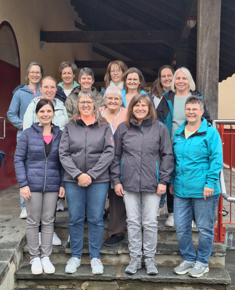 hinten von links: Anita Schöpfer, Eva Emmenegger, Vroni Wüthrich, Monika Niederberger, Hedy Krummenacher, Annemarie Zihlmann, Sonja Lötscher, Anita Thalmann, Marlis Küng, vorne von links: Daniela Wicki, Alice Zemp, Margrit Fallegger,Erika Zemp