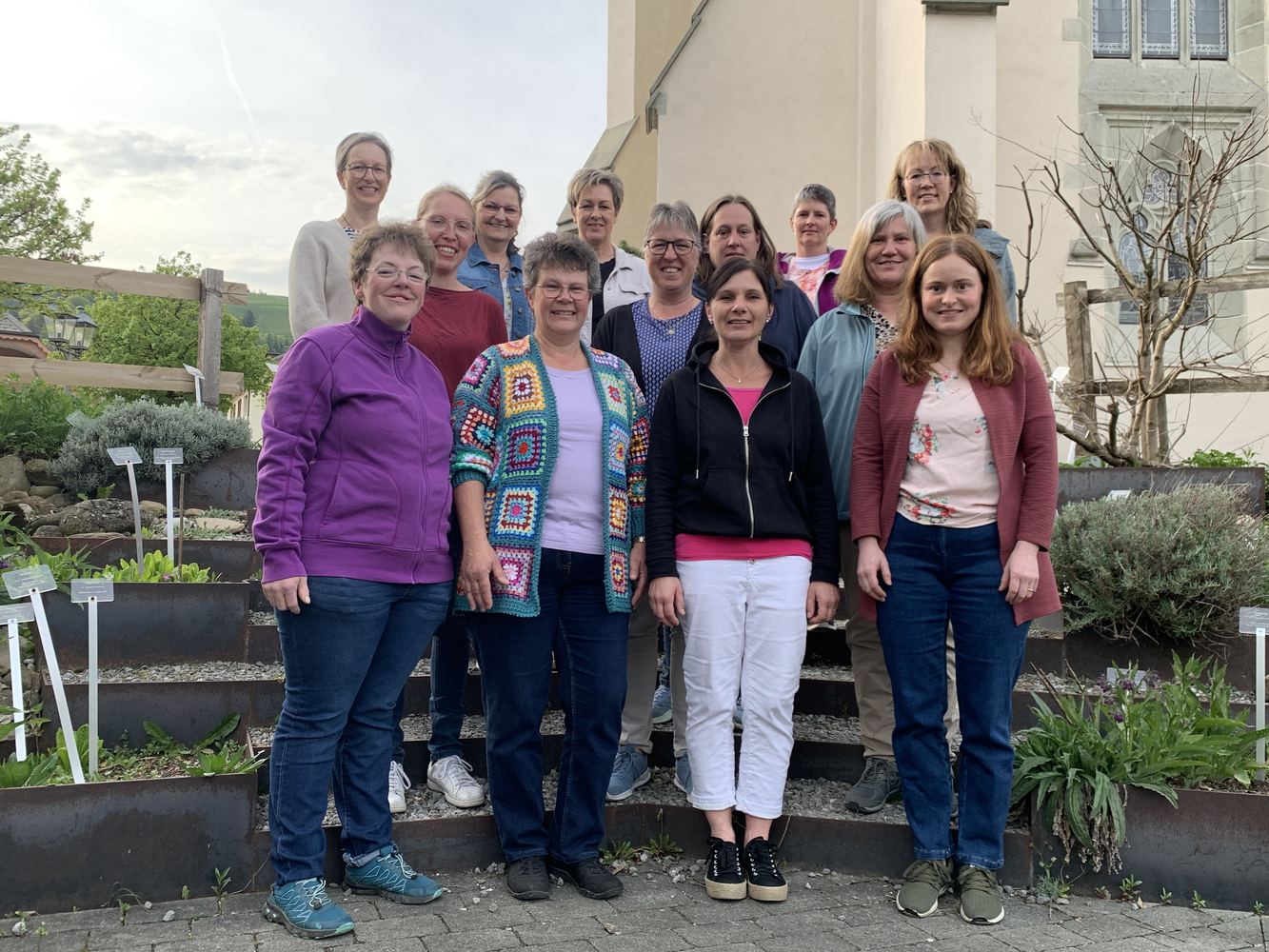 hinten von links: Anita Schöpfer, Sonja Lötscher, Vroni Wüthrich, Monika Niederberger, Annemarie Zihlmann, mitte von links. Eva Krummenacher, Alice Zemp, Anita Thalmann, Margrit Fallegger,  vorne von links: Angela Winzenried, Erika Zemp, Daniela Wicki, Regina Schnider