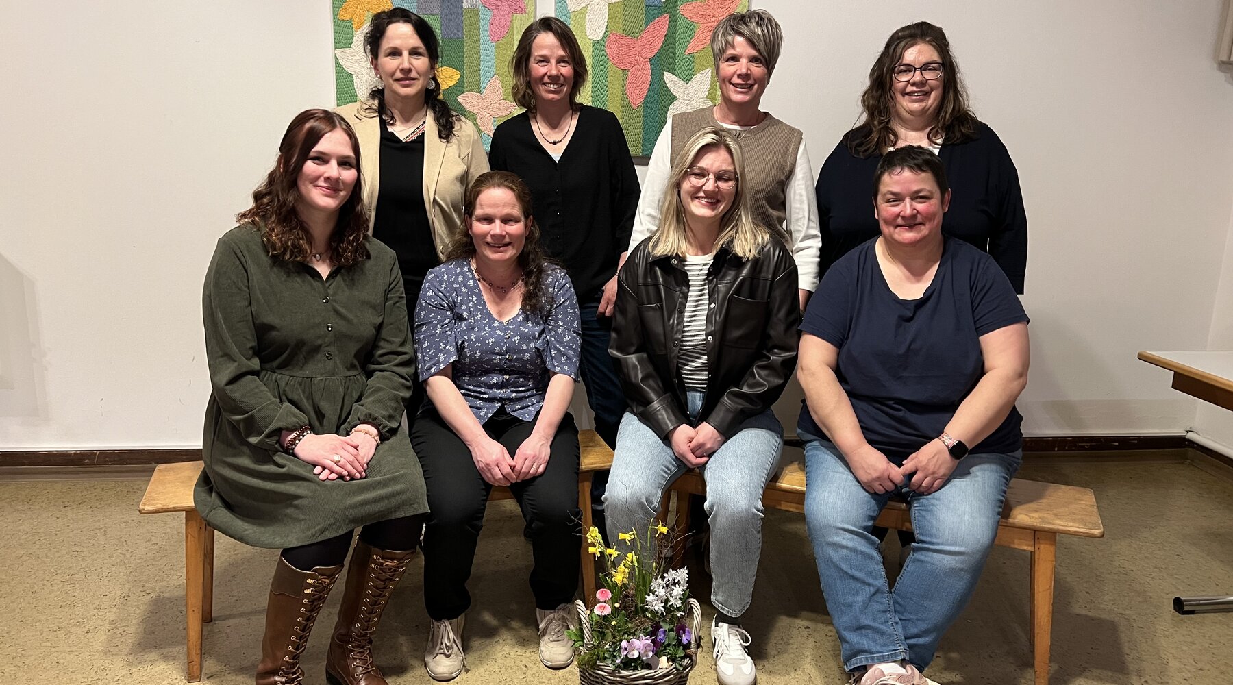 Bildlegende: «hinten von links: Andrea Duss, Rebecca Schöpfer, Anita Bieri, Irène Zurkirchen vorne von links: Selina Krummenacher, Coni Stämpfli,  Jenny Bieri, Monika Stadelmann»